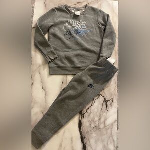 Nike crewneck sweatshirt and pants set. BOYS size 6